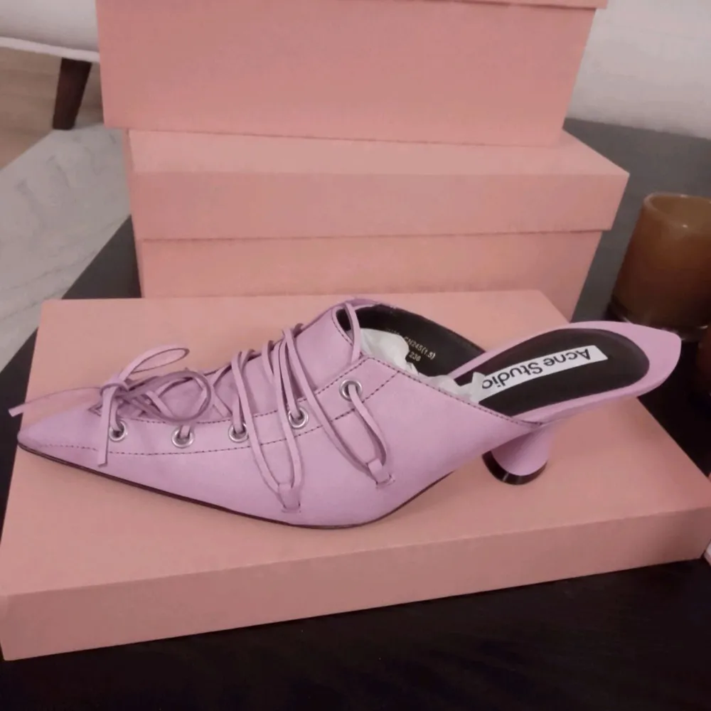 Jag har ett par exklusiva Acne Studios klackskor som jag tänker sälja. Dessa skor är helt nya, aldrig använda och i en underbar nyans av rosa, skorna är i storlek 39. Om du är intresserad eller om du behöver mer information,tveka nt att höra av dig.. Skor.