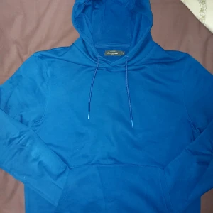 Dressman hoodie - Tröjan är använd endast 2 gånger och efter dess bara legat i min garderob. Det är en fin classic hoodie från dressman. För mer frågar så kan du ba skriva till mig