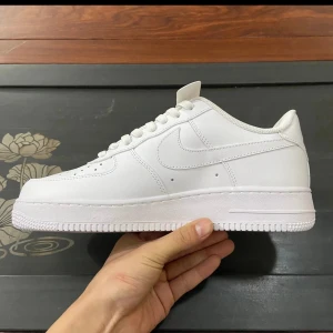 Nike Air Force 1 white - Helt Oanvänd Nike Air Force 1. Inför sommaren  Säljer på grund av fel storlek. Varan kan även levereras genom post  Frakten ingår även för skorna när den ska levereras annars vanliga priset 1250 kr. 