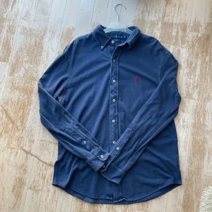 Ralph Lauren skjorta navy - Säljer nu en extremt snygg Ralph Lauren skjorta, perfekt för sommaren! Den är i regular fit och nypris är 1500kr! 