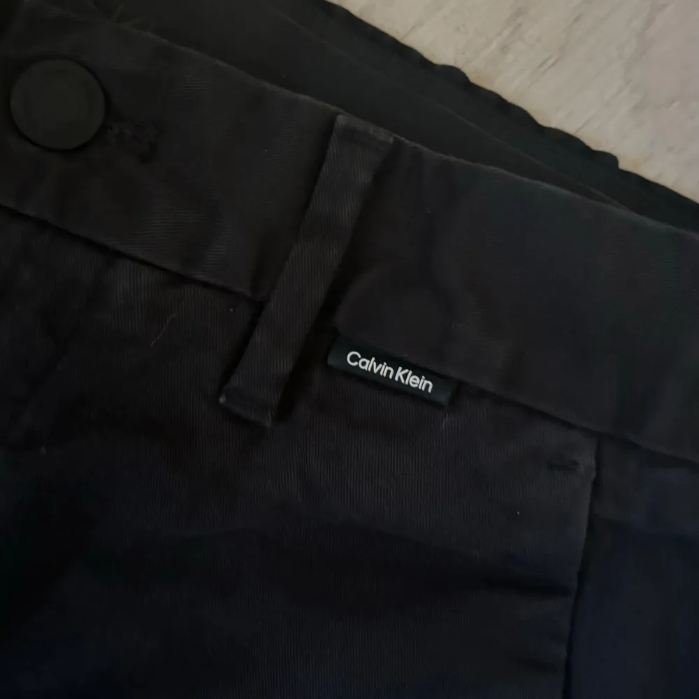 Chinos i storlek S Passar mig som är 184 Dem är använda 4ggr dock lite urtvättade. Straight Fit Bältet kommer på köpet. Pris 399 + frakt. Farkut & Housut.