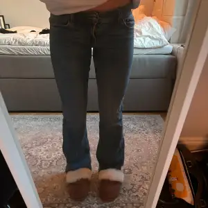 Assnygga jeans från Gina Young med coola fickor 🩵 Nästan helt nya, använda 2-3 gånger, så jättebra skick!