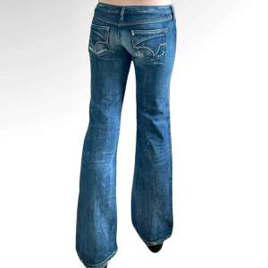bootcut jätte lågmidjade utsvängda jeans från diesel med coola unika detaljer, strl XS 💕 // midja 36cm, längd 92cm, innerbens 73,  Skicka gärna prisförslag!💕