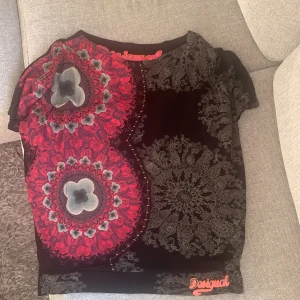 Kortärmad top - Mjuk top i fint skick. Storlek medium.