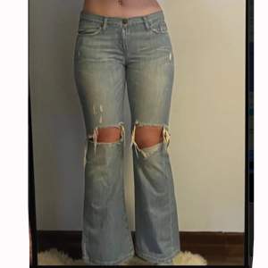 Säljer mina skitsnygga Bootcutjeans från A&F storlek 36!   Midjemått: 86 cm (runt höfterna där man är som bredast) Innerbenslängd: 76 cm