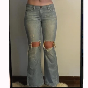 Bootcutjeans från A&F 36 - Säljer mina skitsnygga Bootcutjeans från A&F storlek 36!   Midjemått: 86 cm (runt höfterna där man är som bredast) Innerbenslängd: 76 cm