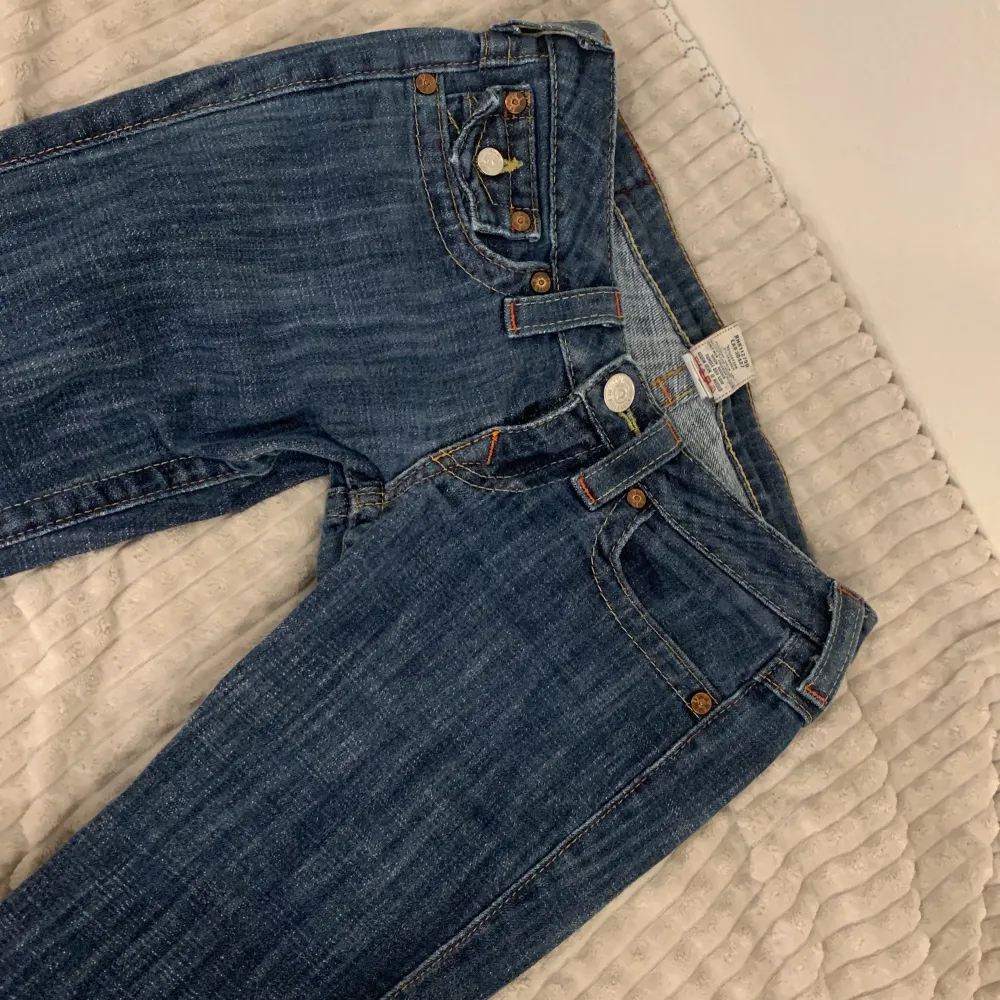 Super lågmidjade tru religion jeans som aldrig har blivit använda. De är i väldigt gott skick och är flared. Inga defekter, skriv om ni har frågor eller vid intresse 💓. Jeans & Byxor.