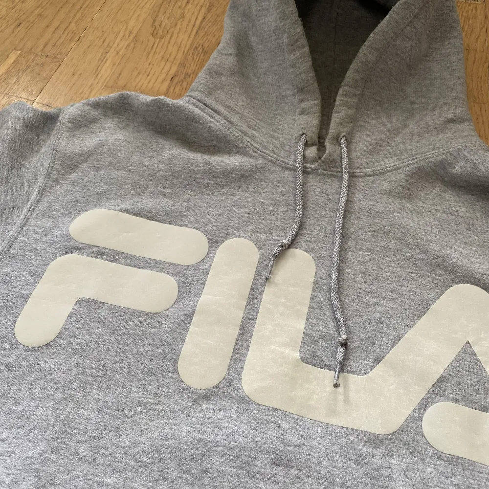Snygg Fila hoodie, med reflex tryck. Säljer då den tyvärr inte kommer till användning längre. Ser tyvärr inte vilken storlek det är i, men sitter avslappnat på mig som är 160 cm, så skulle gissa S-M. I gott skick⭐️. Tröjor & Koftor.