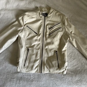 Skinnjacka - Säljer denna då den är för liten för mig tyvärr. I utmärkt skick då den var sällan använd.  Storlek 34 men skulle säga att den passar någon som bär 36 också.