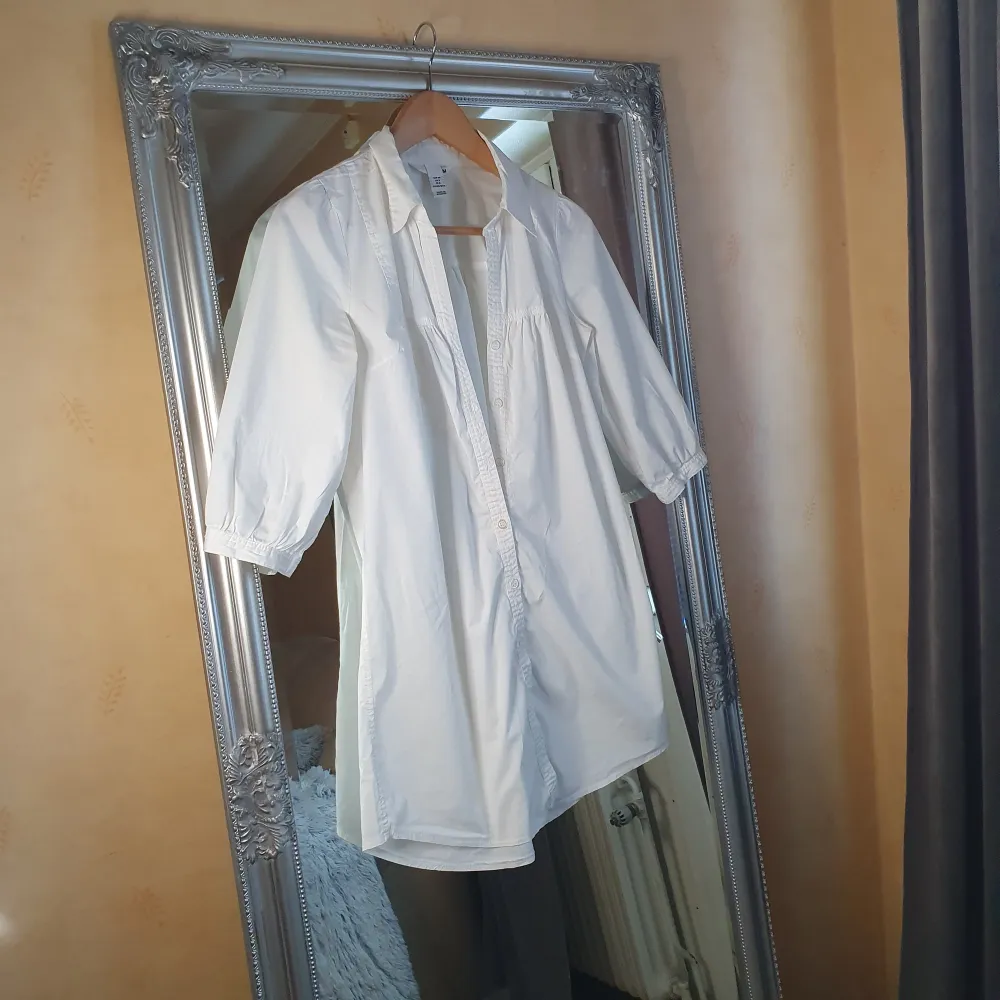 ☆Jackan finns i profilen☆ Lång skjorta med 3/4 armar. Har köpt inför olika uppdrag jag gjort och har fler vita skjortor jag använder mer. 🤍🤍 • Jag är 173cm (xs) •Alltid nytvättat innan utskick.. Skjortor.