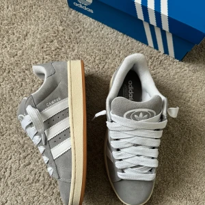Adidas Campus 00s "Grey Gum"👟👟 - Sätt en neutral men stilfull ton med Adidas Campus 00s i "Grey Gum".   Just denna version är sällsynt säljs för ish 1299kr, helt ny med kvitto säljer för 1499kr (finns såklart grå snören till skorna med)