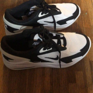 Nike Air Max Bolt - Nike Air Max Bolt  strlk 36  Nypris ca 3000kr  Kvitto finns men då kostar det extra då jag behöver gå igenom hela mitt flyttlass.  Kan skickas mot porto och emballage kostnad.  Kan även mötas upp. 