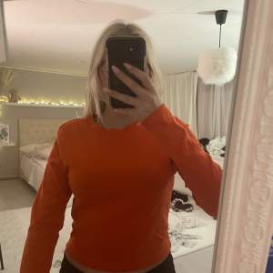 En superhärlig orange tröja från Gina!😍 Storlek L, men jag brukar ha storlek S/M i tröjor och använder den som en mindre tajt tröja. Endast använd ett fåtal gånger! 