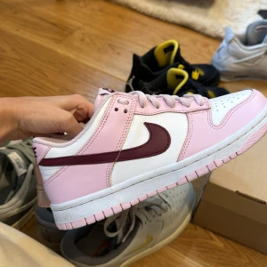 Rosa Nike dunk low - Super fina Nike dunk low som inte är använda alls oxh inte creasade. 💕