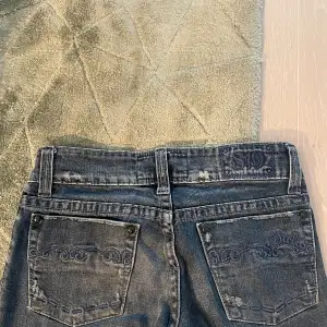 Lågmidjade utsvängda jeans! ❤️säljer då de inte passar längre.  Innerbenslängd: 85cm  Midjemått: 34cm