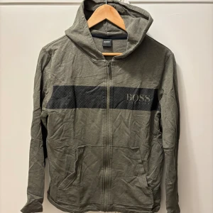 Hugo boss  - Säljer denna fina Hugo boss tröja. UNIK. Skick 10/10