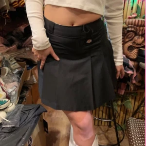 Dickies  - Säljer denna jätte fina dickies kjolen. Använd en gång bara. Säljs på grund av kommer inte till användning:)