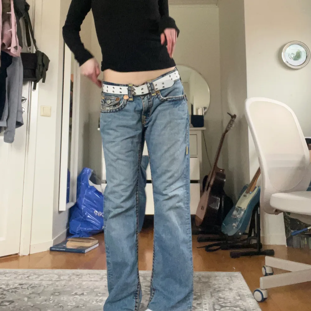 True religion jeans köpta här på plick. Så fina!! I jättebra condition. Fråga vid minsta fundering❤️jag är 174 (Har fler trueys for sale;)) ni får med ett valfritt par örhängen vid köp, kolla de som är på min profil). Jeans & Byxor.