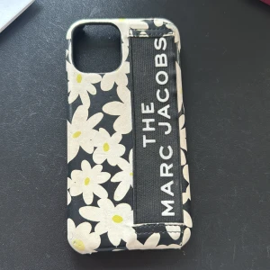 iPhone mobilskal - Ett jättesnyggt mobilskal från Marc Jacobs. Passar iPhone 11 pro. Är använt men syns inte så mycket