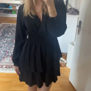 Zara klänning  - Svart klänning från Zara köptes sent förra sommaren😊. Superfin! Inga slitage. Skriv för fler bilder!❤️