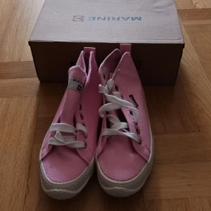 Helt nya Rosa tygskor stl 36 - Jätte söta Rosa sommarskor i storlek 36 . Märke Marine  Aldrig använda så skicket är som nya