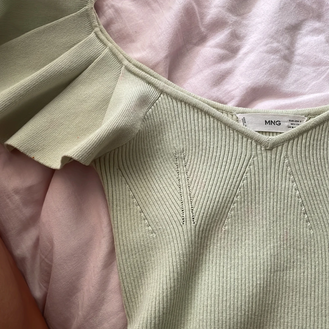 Fin söt cream grön topp med vingarmar, jätte fin till sommar, man kan ha den som Off shoulder💓💓 - 90