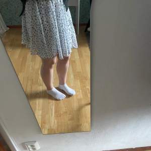 En mönstrad kjol i storlek 34, i mycket bra skick 