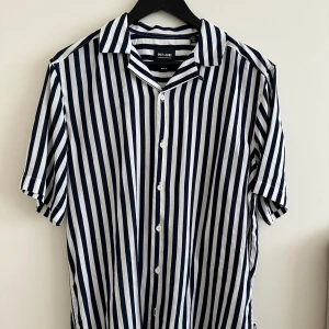 Skjorta - En helt oanvänd (med lappen på) perfekt skjorta för sommaren 