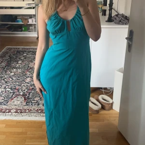 Lång klänning - Midi klänning från ”samsøe samsøe”, super härlig färg. Använd endast en gång och köpt på rea för 1000 kr. Super fin till sommaren. Storleken står ej på klänningen men är antingen s eller xs den går att spänna åt eller in. Skriv för fler bilder!❤️