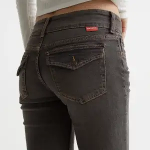 Säljer Lowwaisted flare jeans som har varit helt slutsåld på h&m länge och har trendat ett tag. Skit snygg fickor, endast använd ett fåtal ggr💕säljer ett par exakt samma i ljusblå längre ner