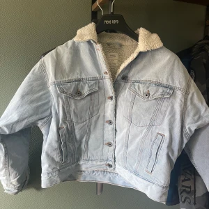 Teddy jeansjacka - En super fin och mysig jeansjacka som passar så bra till våren men jag ja även använt den på hösten.  Jag har precis tvättat den, trotts att det är använd är det i fint skick  Fluffig o mjuk inuti  Kommer från cotton on köpt från zalando för 600kr
