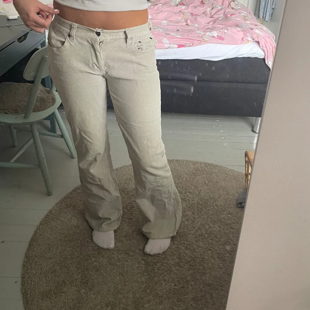 Säljer beige/vita lågmidjade jeans💞 Storlek S, jag är 167 och dom passar bra i längden på mig🩷. Jeans & Byxor.