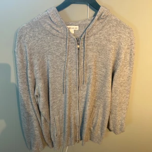 kashmir hoodie - Riktigt snygg kashmir hoodie från barlucio. skick 5/5. nypris 900, mitt pris 499