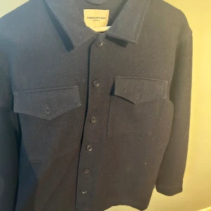 THESE GLORY DAYS - Overshirt från THESE GLORY DAYS. skick 5/5. nypris 800, mitt pris 549kr