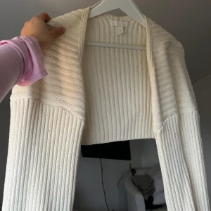 Croppad kofta / Bolero - Croppad kofta / en bolets från Hm. Köpt på Plick för 250kr, men aldrig använd 💓 Priset kan diskuteras 🫶🏽✨