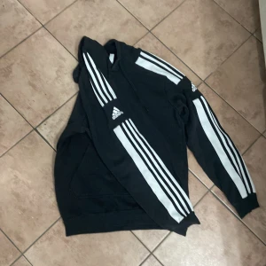 Adidas hoodie  - Fint skick 
