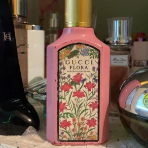 Gucci Gorgeous Gardenia Parfym - 50ml, skulle gissa det är kring 60% kvar. Lite skadad flaska. Köpt för 1490kr