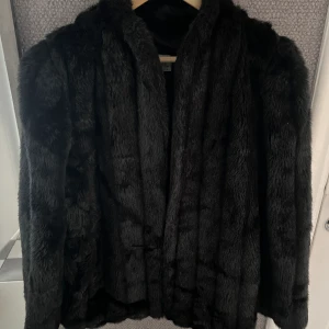 Pälsjacka  - Så fin till våren. OBS Sönder i födret 