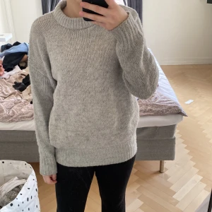 Stickad tröja - Mysig grå stickad tröja ifrån lager