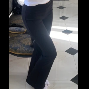 Bootcut byxor - Säljer dessa bootcut mjukis byxor som är i bra skick. Går ända ner till marken på mig som är 168cm. Skriv om ni har frågor💕