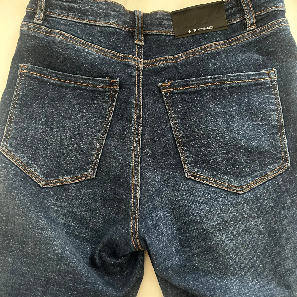 Mörkblåa bootcut jeans med jättefin passform. Använda några gånger men i bra skick. . Jeans & Byxor.