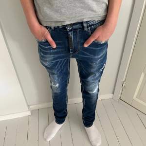 Ett par fett snygga jeans från replay i en sällsynt modell, liknar anbass | skick 9.5 nästintill nya | strl 29 men passar större | vid mer info är det endast att skriva🙌🏼