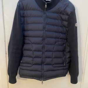 Moncler cardigan - Säljer min cardigan då den inte längre kommer till så mycket användnig. Anledning till detta är att den är en aning stor på mig. Jackan är använd i cirka ett halvår men är fortfarande i toppskick (9/10). Skriv gärna vid fler funderingar!