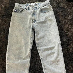 Denim 92 Polar skate - Ett par feta byxor till sommaren i väldigt bra skick, inköpta på polar skates hemsida (kvitto finns). Hör gärna av dig ifall du är intresserad av mer information, pris kan diskuteras!