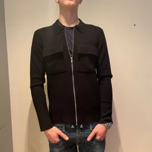Overshirt/tröja - Jack & jones overshirt/tröja | Strl M liten i storlek, passar S | Helt oanvänd skick 10/10 lappar finns kvar | Nypris 700 | Hör av er vid frågor eller prisförslag ✅