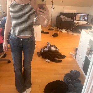 Vitt & svart randigt linne - Säljer det då jag har för många linnen! Linnet är i storlek 146/152. Men passar nog också XXS & XS!🫶🫶