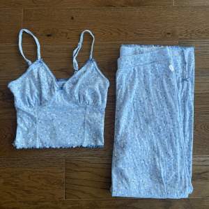 Jättefint pyjamasset - topp och byxor från Primark 💙I superbra skick 