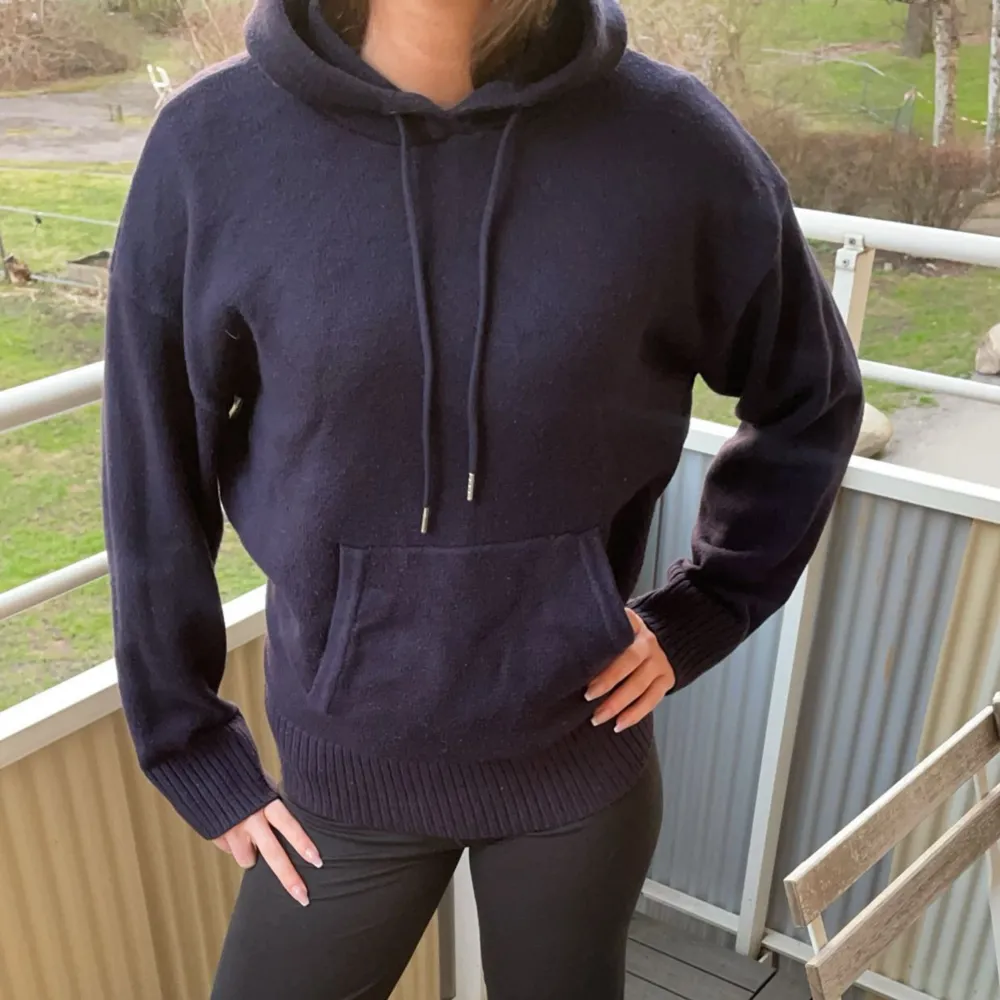 Jätteskön stickad hoodie som är använd 2-3 gånger max. Passar till allt och är inte alldeles för varm heller. 💙. Hoodies.