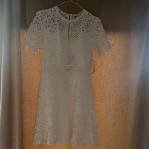 Studentklänning  - Den är aldrig använd utan endast testad,  Butik pris: 999kr 