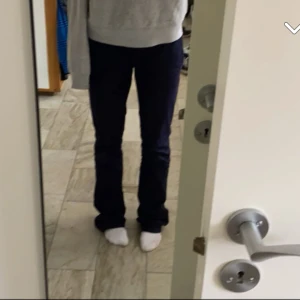 Kostymbyxor - Ett par supersnygga lågmidjade kostymbyxor som tyvärr är för små för mig. Dom är supersköna, har dock ett litet hål därav priset SE BILD 4, men eftersom det är i sömnen går det superbra att sy igen🩷